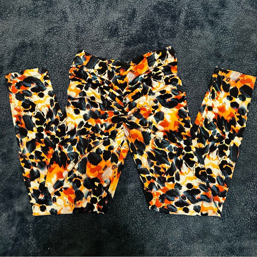 LiCi Fit Leopard Print V-Cut Scrunch Butt Leggings - L